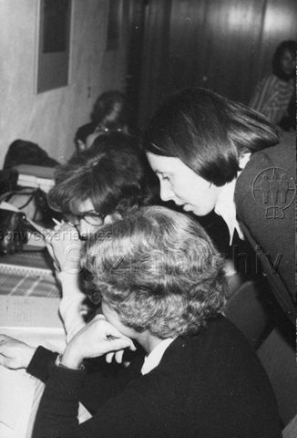 "TZI Kurs Bülach" - drei Frauen über Notizen gebeugt; 1976