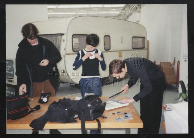 Ausstellungsansicht, Camper, drei Personen vorne, mitte: Ruth Kunz