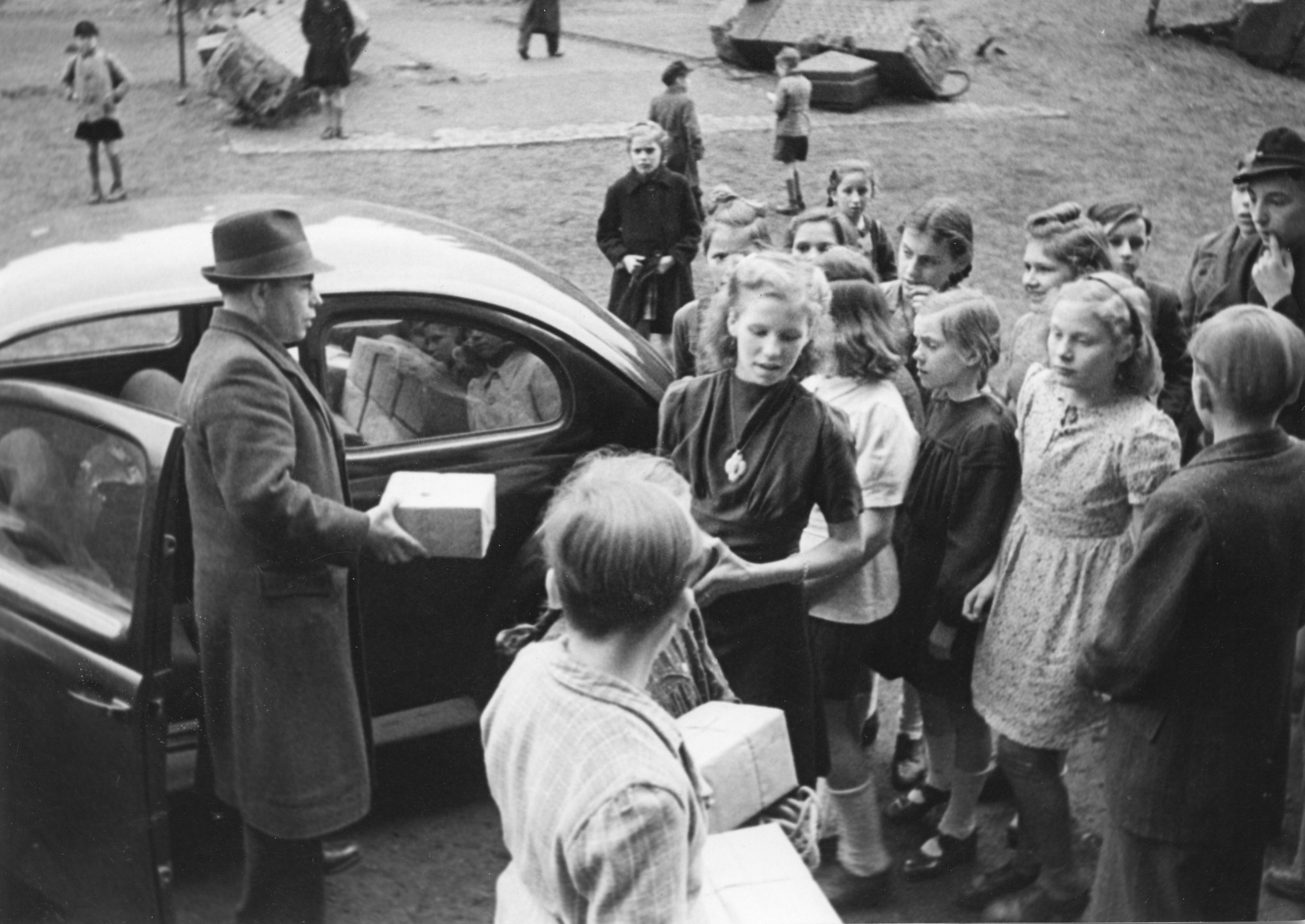 "März 1948: Verteilung von Lebensmittelpaketen am die Schüler der Gemeinschaftsschule Düsseldorf"