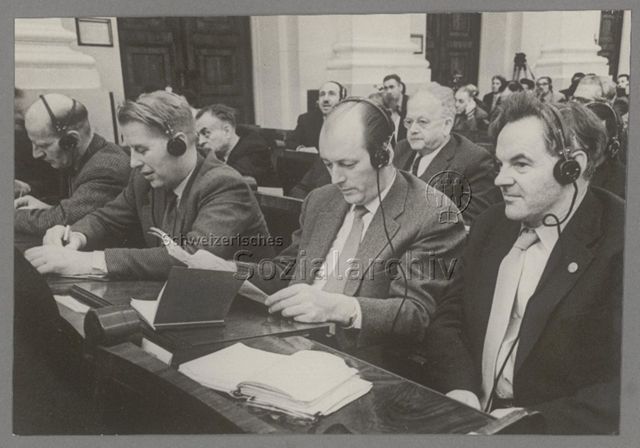 Sitzende Männer mit Kopfhörern in vollem Saal, möglicherweise Parteitag der KPDSU (Kommunistische Partei der Sowjetunion) oder einem internationalen Kongress, Moskau, ca. 1953-1964