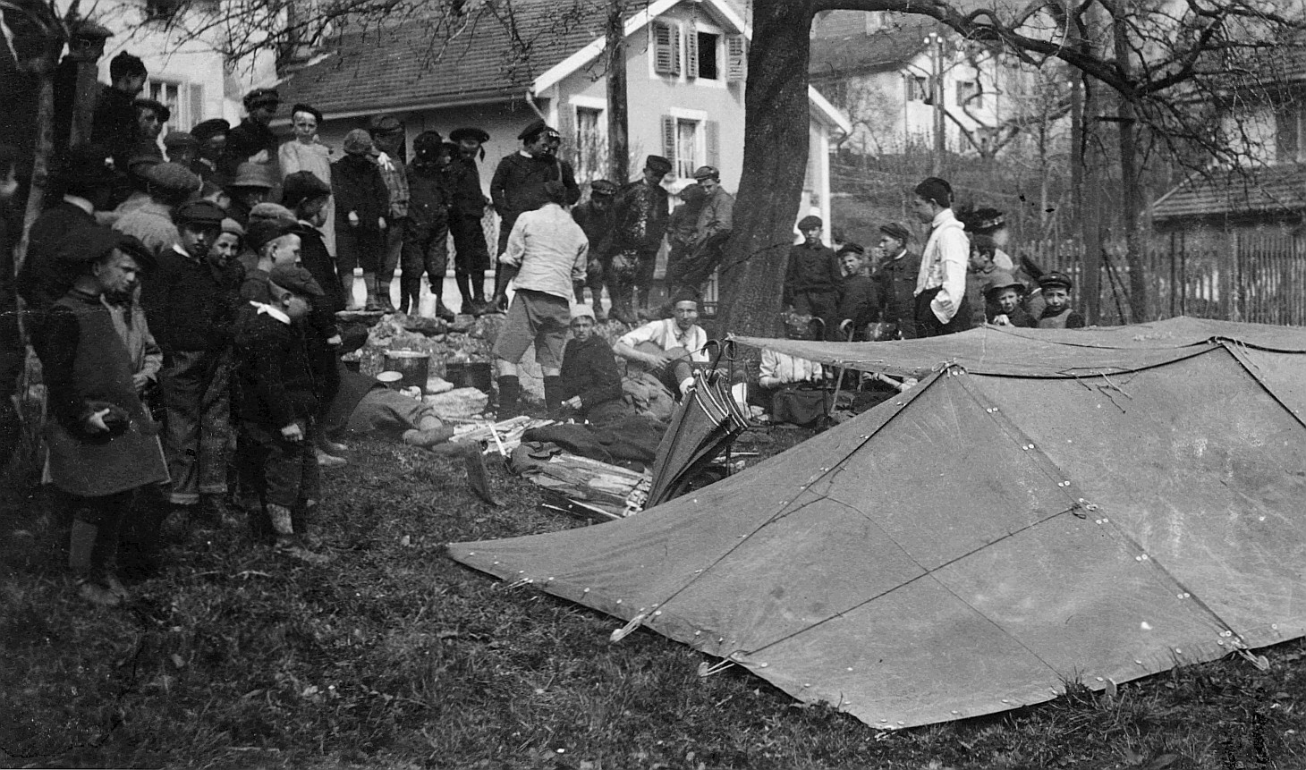 In Noiraigue: Mit Zeltplanen aufgebauter Schuppen (vermutlich für einen Markt) und aufgestellte Gegenstände (z. B. Regenschirme) - M
