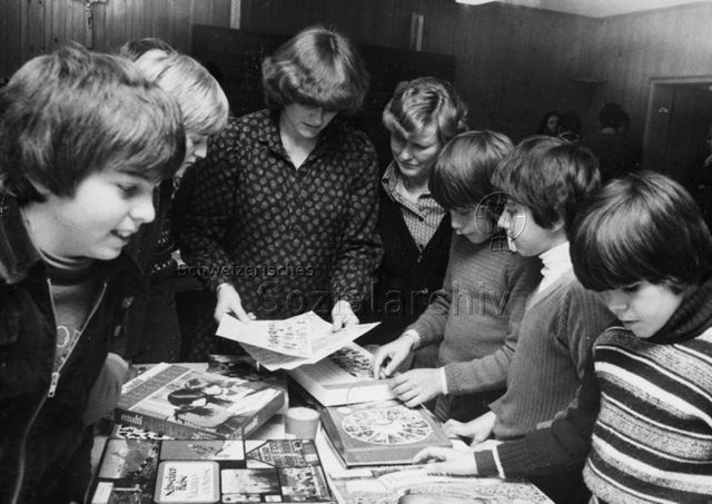 "Ludothek Lugnez" - Kinder beim Inspizieren von Spielen; um 1980