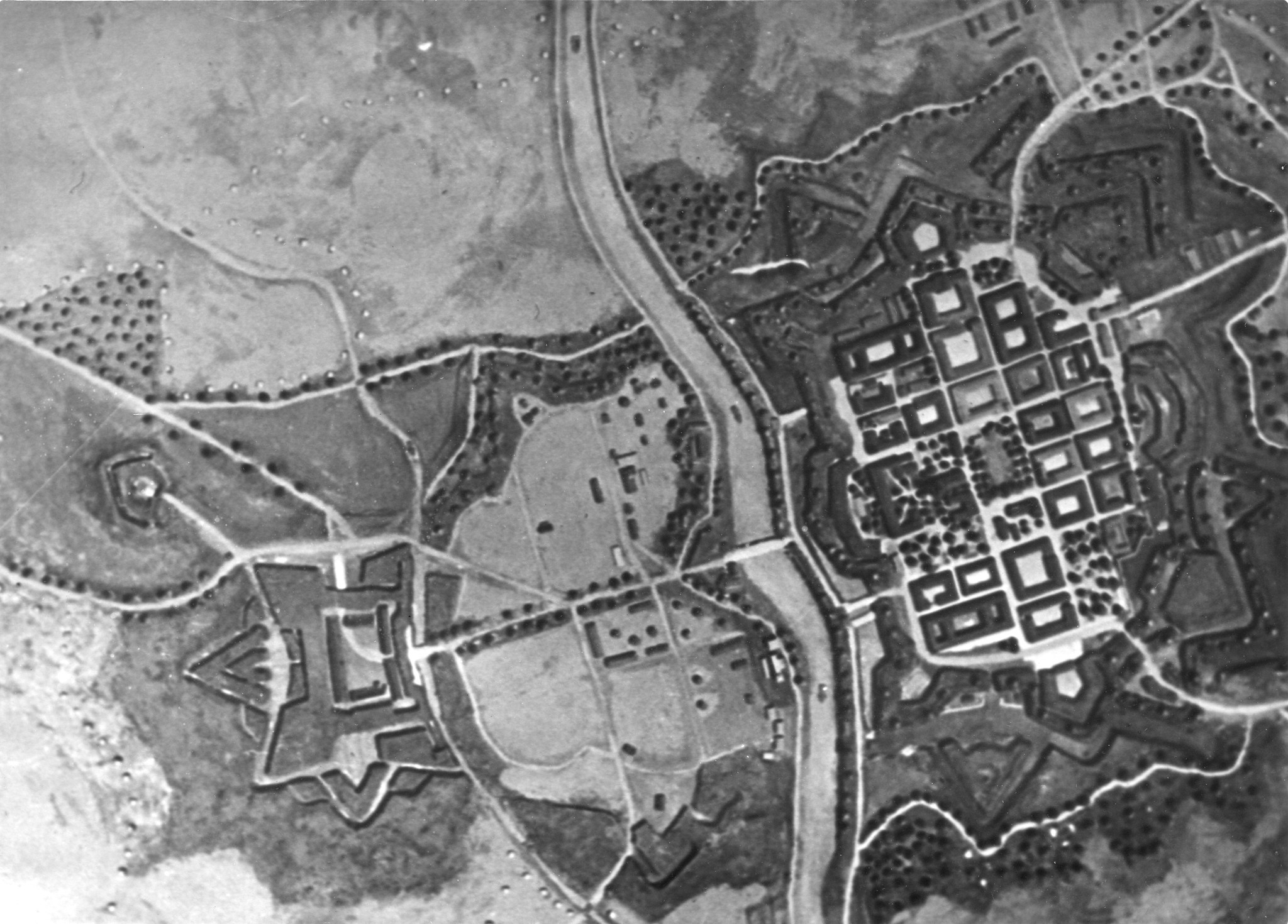 "Teresin [Terezin, Tschechien], plan de la forteresse et du ghetto (séparés par la rivière Ohrè)" [Konzentrationslager Theresienstadt], um 1950 (Nachkriegszeit)