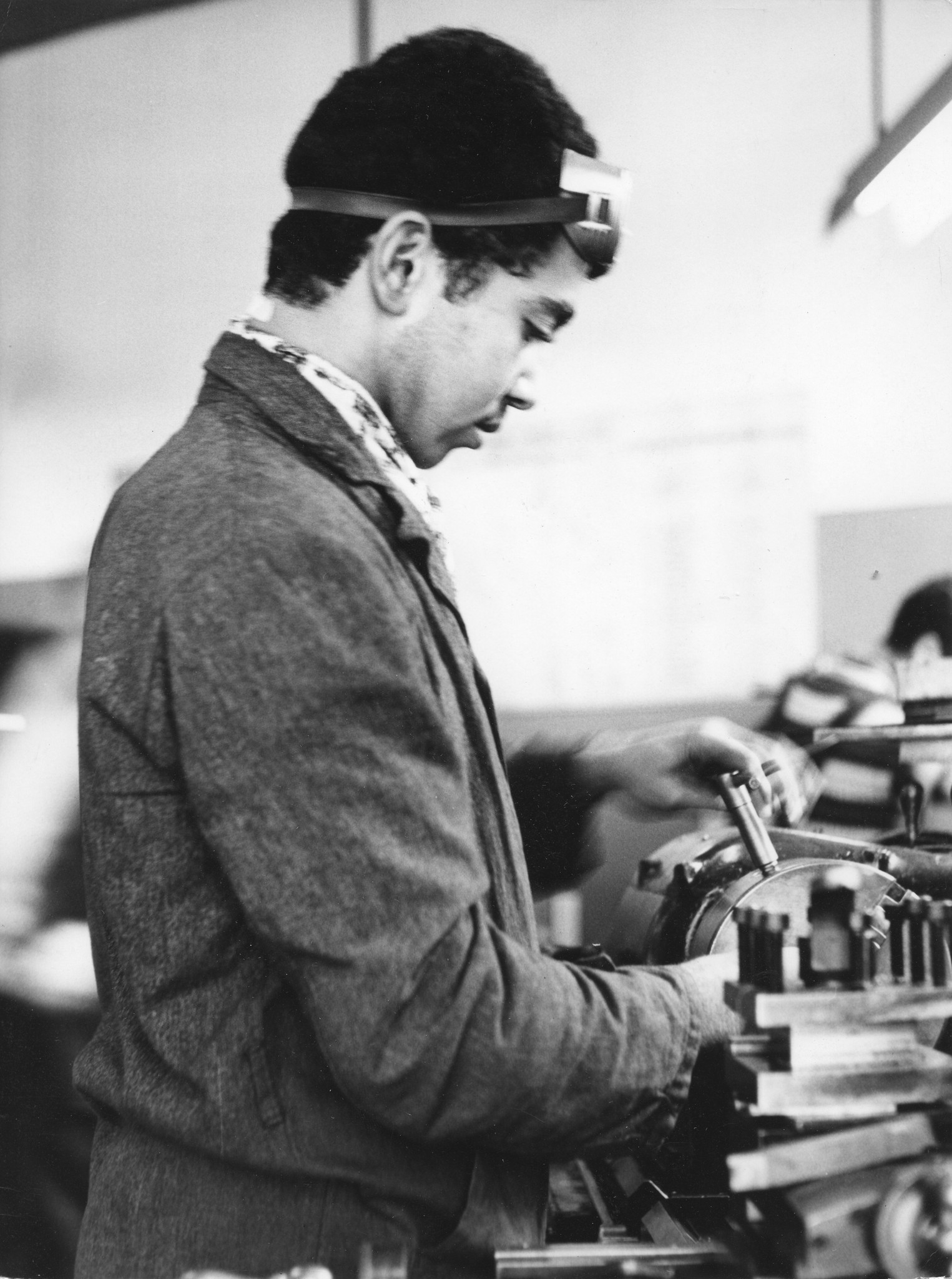 Ein junger Mann arbeitet an einer Maschine