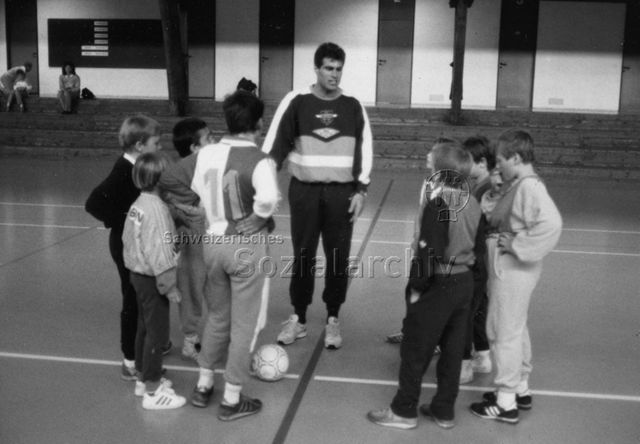 "Ferienpass/Fussball" - Kinder mit Andy Egli beim Fussballspielen; 1990