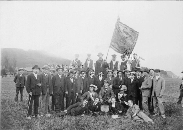 Schreinergewerkschaft - Gruppenaufnahme auf freiem Feld