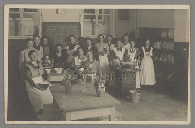 Gruppenporträt junger Frauen in Kochschule mit Kochutensilien, um 1930 (Kontext unbestimmt)