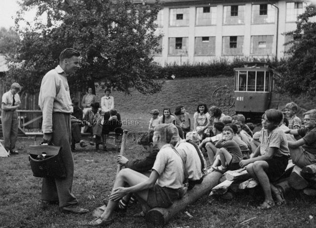 Robinsonspielplatz, Wipkingen - Kinder versammelt beim Spielplatz; um 1965
