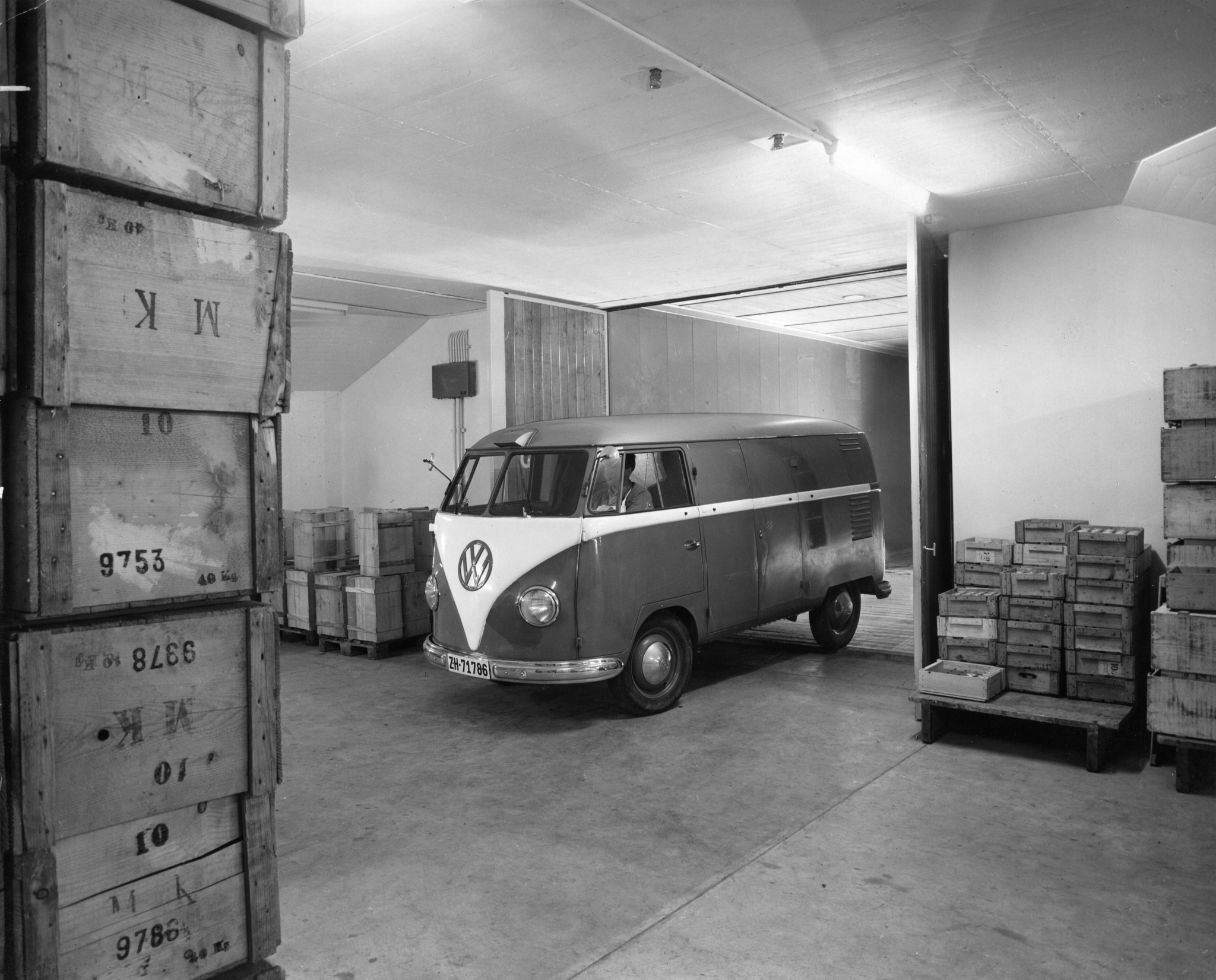 Lieferwagen in Lagerhalle, vermutlich neben einem grossen Warenlift