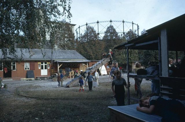 "Robinsonspielplatz Volta, Basel" - Kinder beim Rutschen; um 1970
