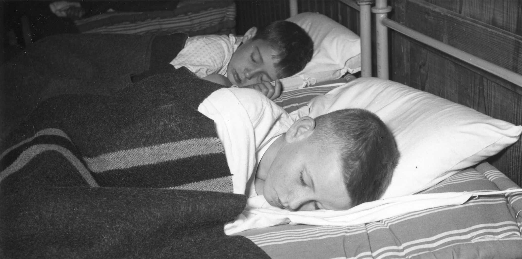Kinderhilfe Schweiz: zwei kleine Jungen schlafend, vermutlich in einem Kinderheim