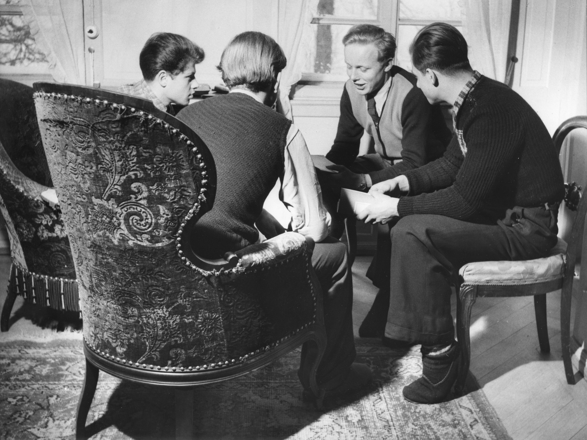 Erholungsaktion für jugendliche deutsche Flüchtlinge im Ferienhaus Lindenbühl 1952/1953; Jugendliche unterhalten sich in einer Stube