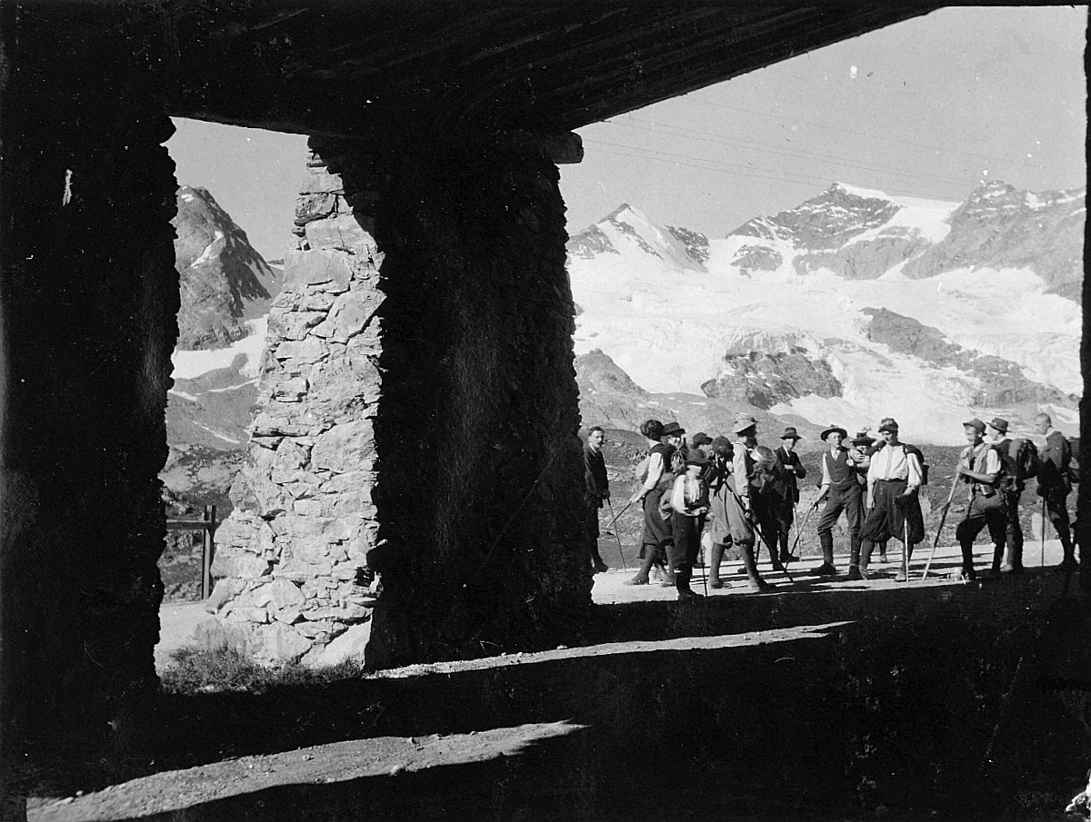 Gruppenporträt der Wandervögel in Graubünden (vermutlich bei einem aus Gestein gemachten Brückenpfeiler) - Im Hintergrund sind die v