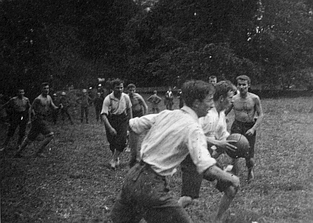 Wandervogel-Landsgemeinde beim Schloss Hallwil - Wandervögel (Männer) spielen mit dem Ball auf der Wiese (1920)