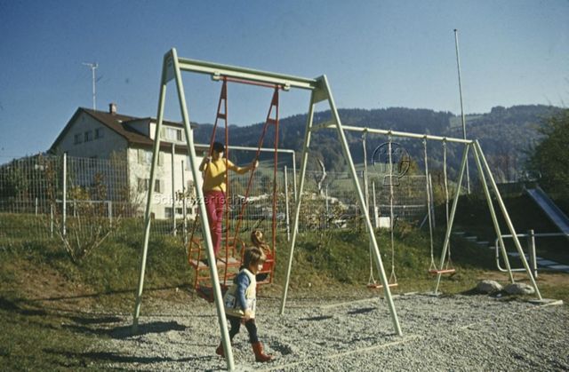 "Siedlungsspielplatz Lichtensteig", Zürich - Kinder beim Schaukeln; um 1975