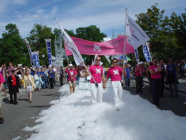 Pride Romande 2004 (10.07.2004, Genf) – Fahnenschwinger: Pierre Rosselet (mitte-links), "L'amour: un droit humain! – Pink Cross", "FELS"-Banner im Hintergrund