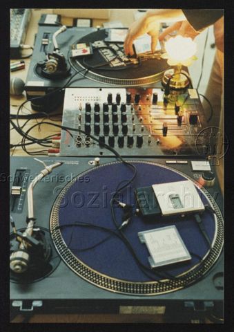 DJ-Deck mit Plattenspielern und Minidisc