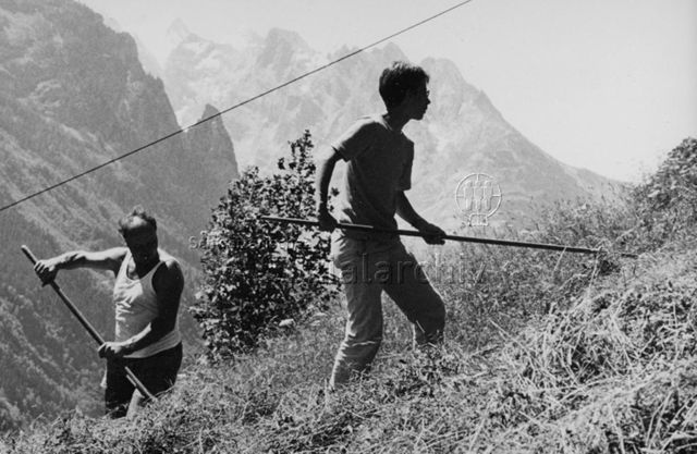 "Aktion 7, Tessin" - Jugendlicher und Mann bei der Arbeit; 1988