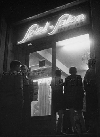 Jugendliche vor einem Spielsalon; um 1960