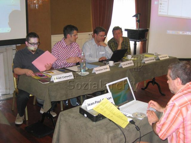 Generalversammlung des Pink Cross (22.04.2006, Yverdon-les-Bains) – Vorstandsmitglieder v.l.n.r.: Adrian Camartin, Christian Verdon, Yves de Matteis, Helmut Eichinger, Paul Marquard (abwesend); Jean-Paul Guisan am Laptop
