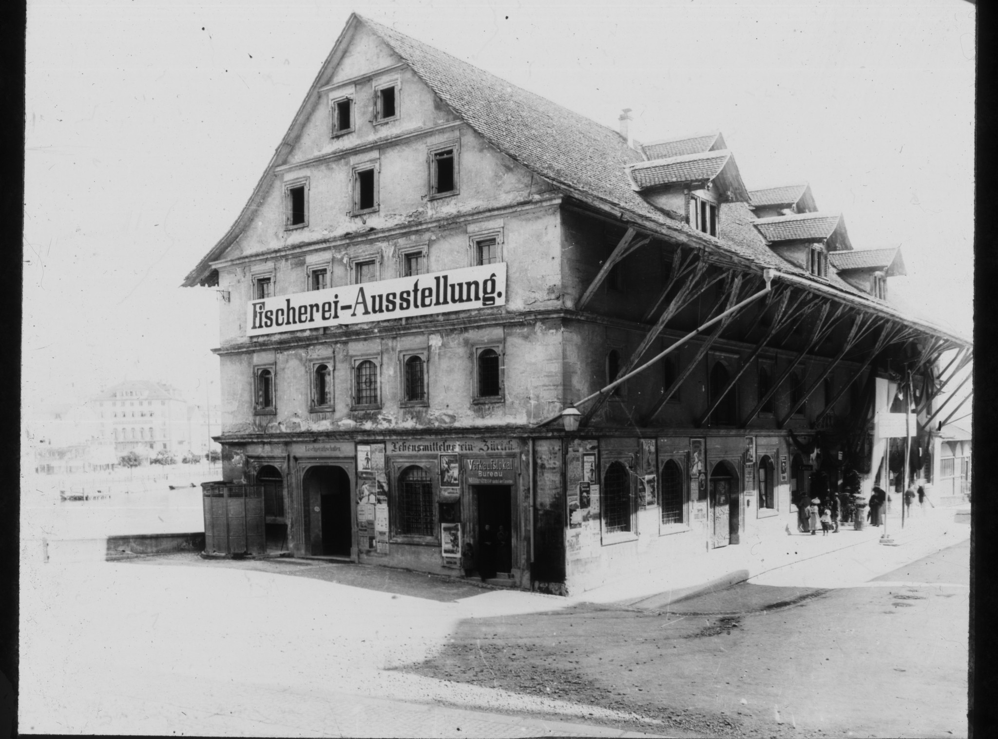 "Fischerei-Ausstellung" - Das alte Kornhaus in Zürich (vor dem Fraumünster, 1897 abgerissen), im untern Stockwerk befand sich das erste Verkaufslokal des Lebensmittelvereins Zürich