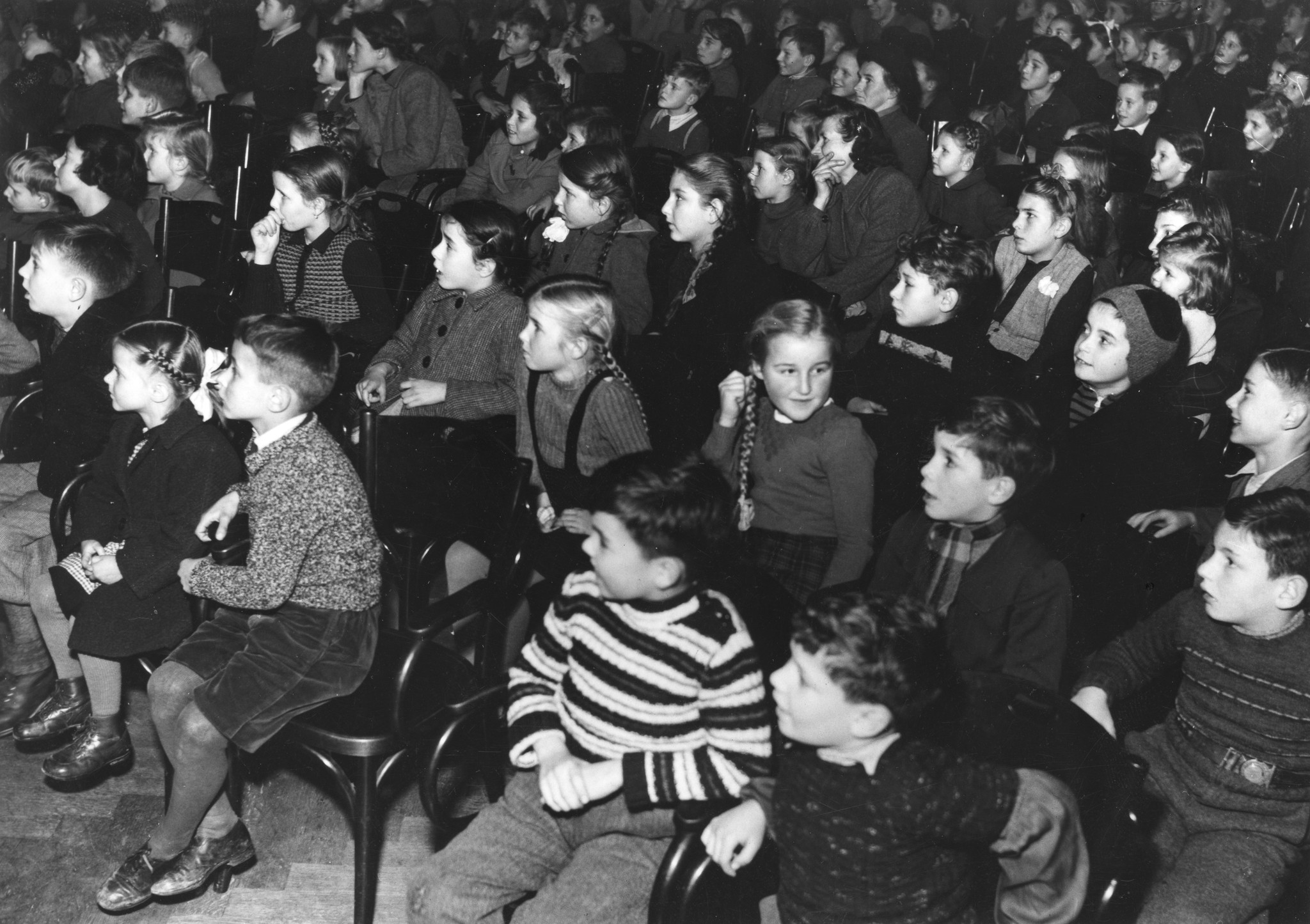 "November 1946, Spielzeugsammlung für unsere Auslandkinderheime, verbunden mit einer Kindervorstellung im Volkshaus Zürich", Kinder bei der Kindervorführung