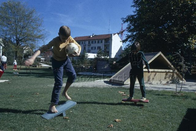 "Spielplatz Riehen" - Zwei Jungen beim Spielen; 1971