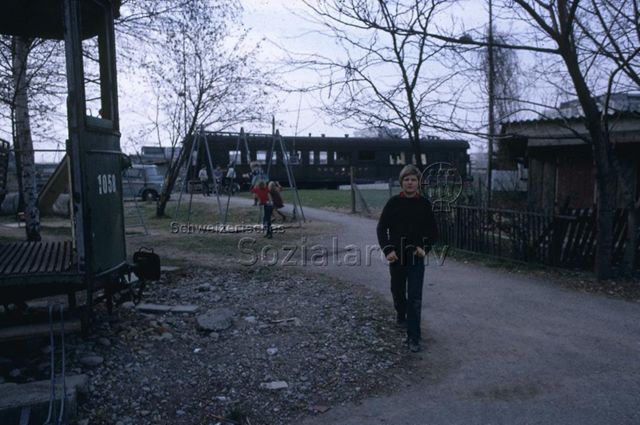 "Robinsonspielplatz Muttenz", Kriegackerstrasse - spielende Kinder, Schaukel, ausrangierte Zugwaggons; um 1970
