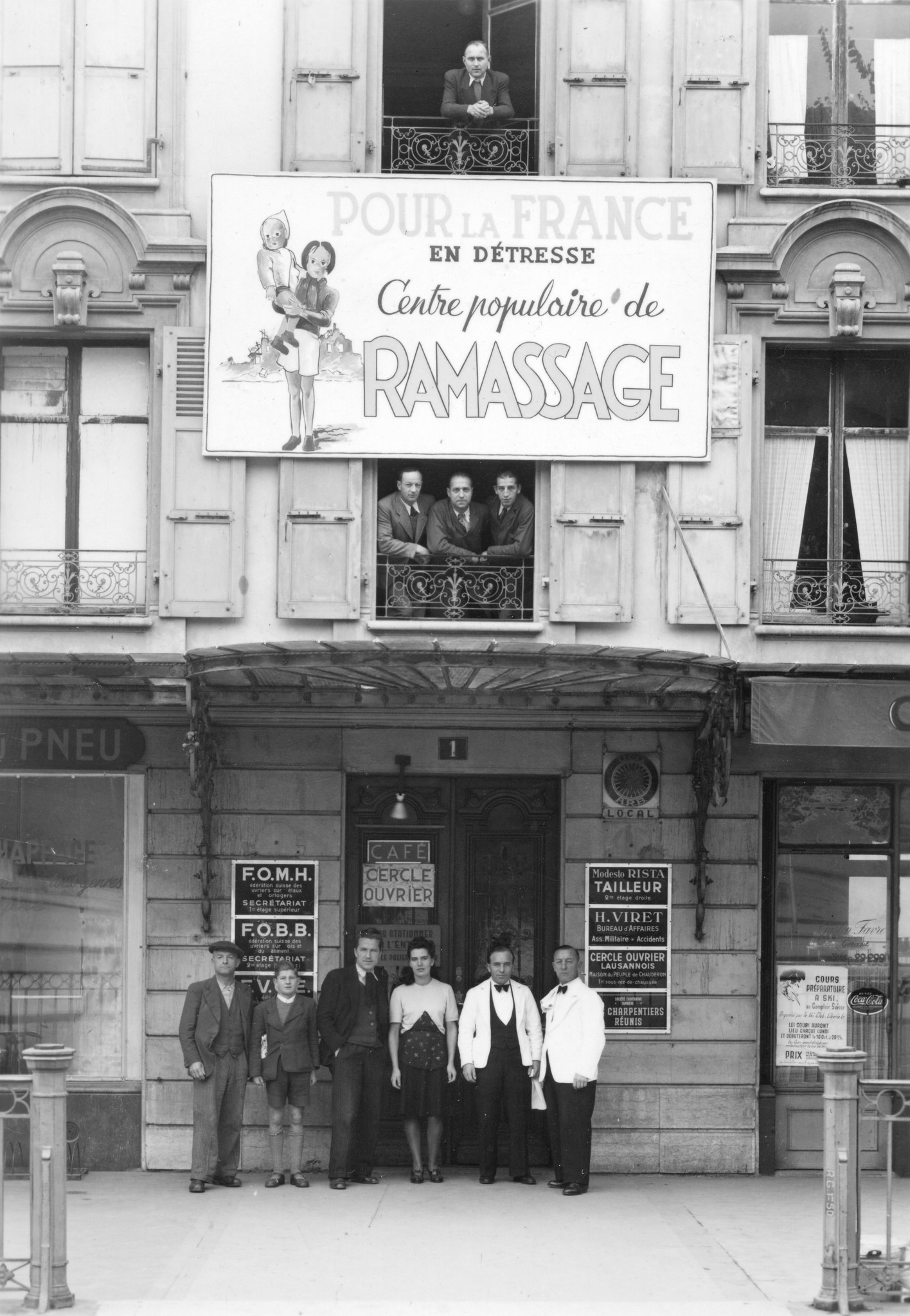 "Le centre populaire de ramassage à Lausanne, 1944", Plakate der Sammlungsstelle: "Pour la France en détresse, Centre populaire de ramassage [Zeichen einer Frau mit Kind im Arm]", Schilder mehrerer Arbeiterorganisationen, Personal des Arbeiterze