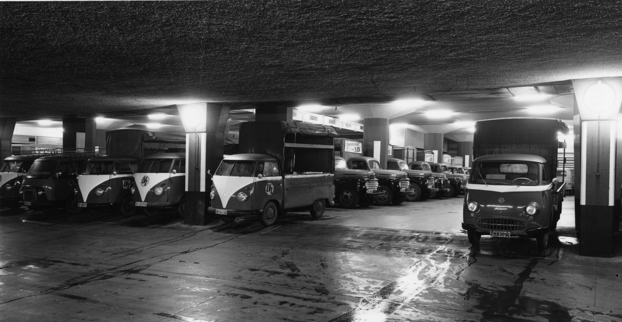 Lieferwagen des Lebensmittelvereins Zürich in einer grossen Halle