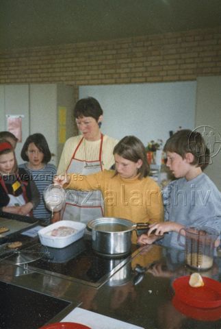 "Kochkurs Pro Juventute Erlach, März 1999" - Frau und Kinder beim Kochen