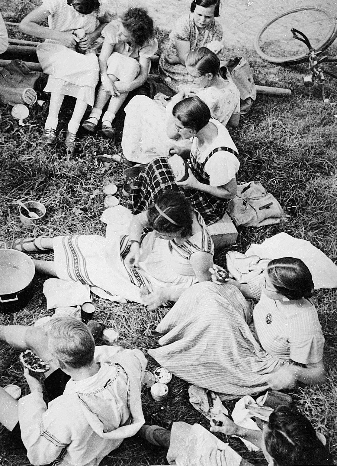 Mahlzeit (vermutlich) der Basler Wandervögel während einer "Fahrt" - Teilansicht eines Velos (1935)