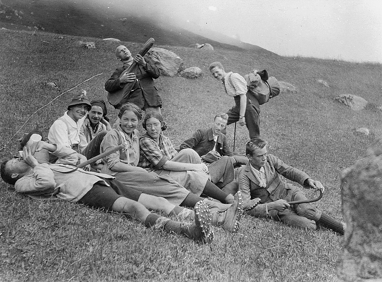 Bei einer Rast (vermutlich) während einer Wanderung - Auf Krüzlipass (?) [Krüzlipass bei Sedrun] (1914)