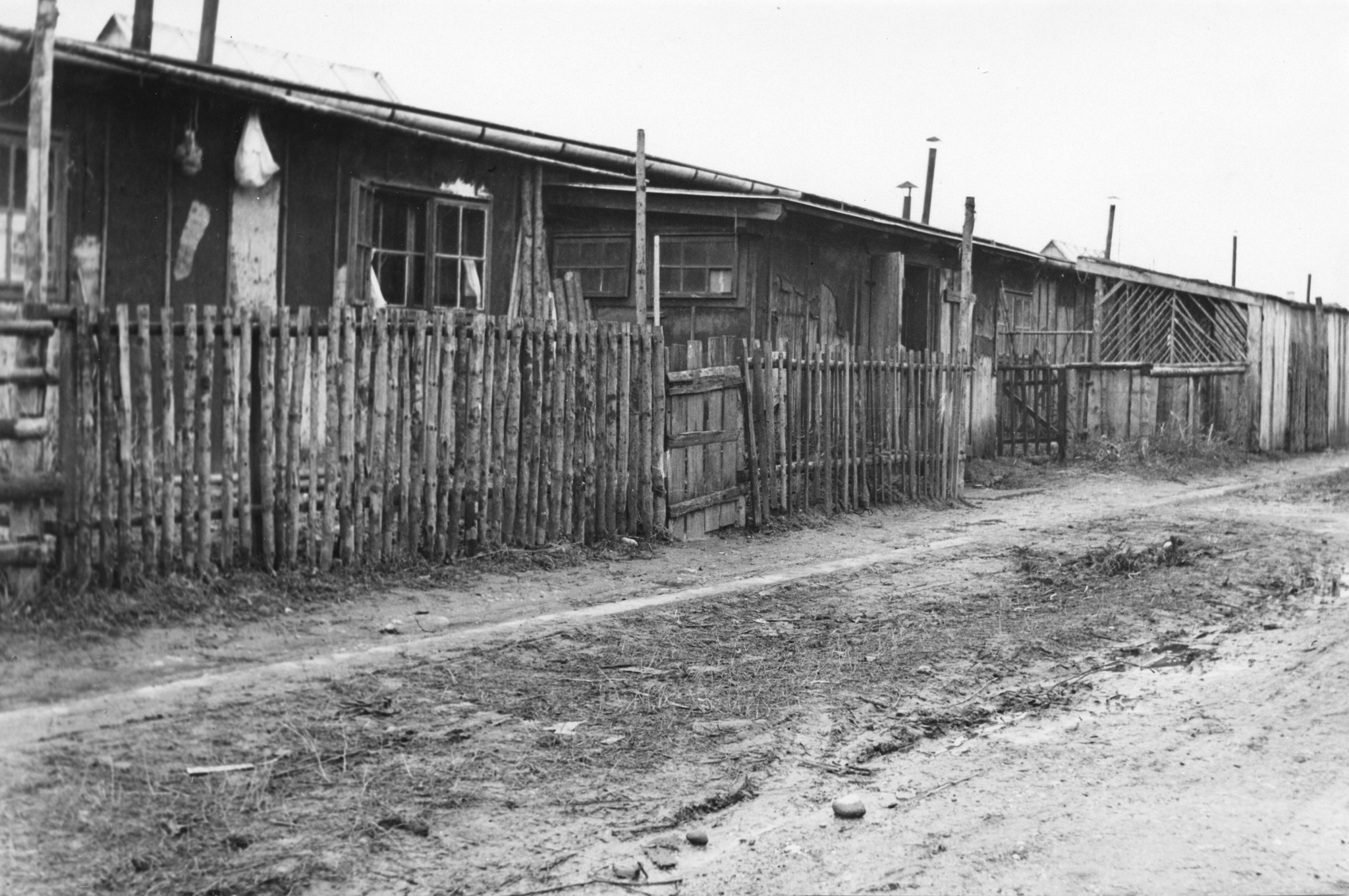 "Die Steyrerkinder wohnen in ehemaligen Gefangenenlagern. Auf der Ennsleitn in Steyer [Steyr in Oberösterreich]", Wohnbaracken eines Lagers, um 1950 (Nachkriegszeit)