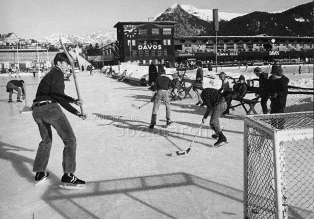"Kinderheilstätte [Davos], Spiel + Sport" - Kinder und Jugendliche spielen Eishockey; 1971