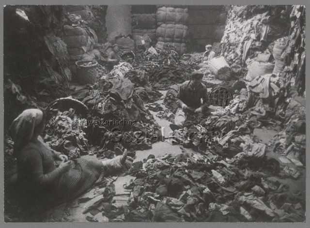 Personen zwischen Haufen von Lumpen, um 1950