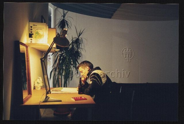 Ausstellungsansicht, abgebildet: Roger Wigger