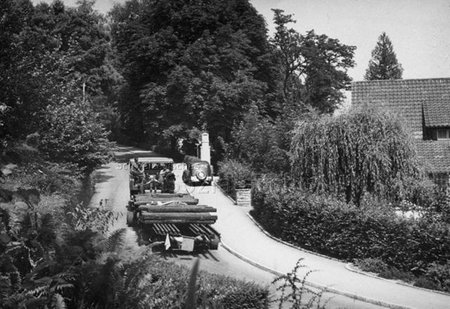 "Park im Grüene", Rüschlikon, Transport eines alten Zugwaggons - Transport von Holzschwellen auf einem Anhänger; um 1960