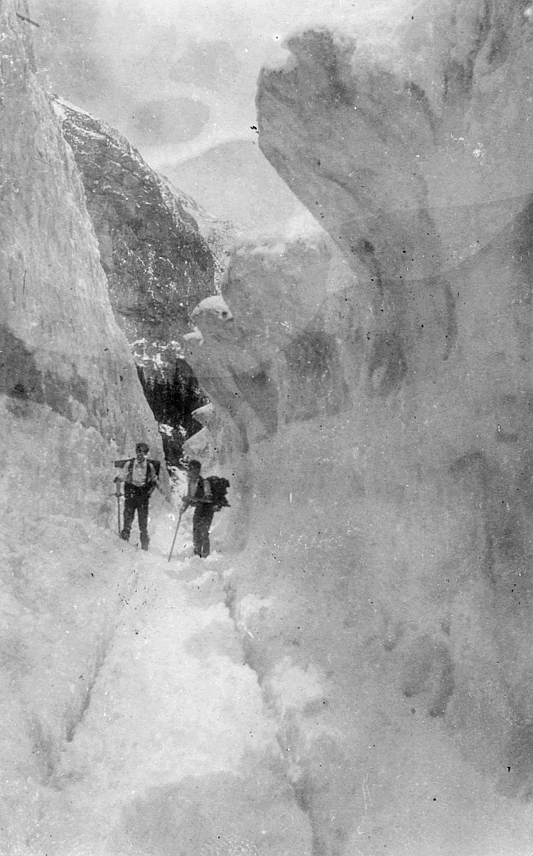 Wandervögel der Ortsgruppe Bern - Zwei Wandervögel bei einer Winterwanderung auf dem Schnee (1918)