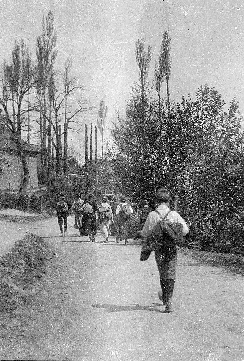 Bei den Leipziger Wandervögeln - Wandervögel laufen auf der Strasse (1915)