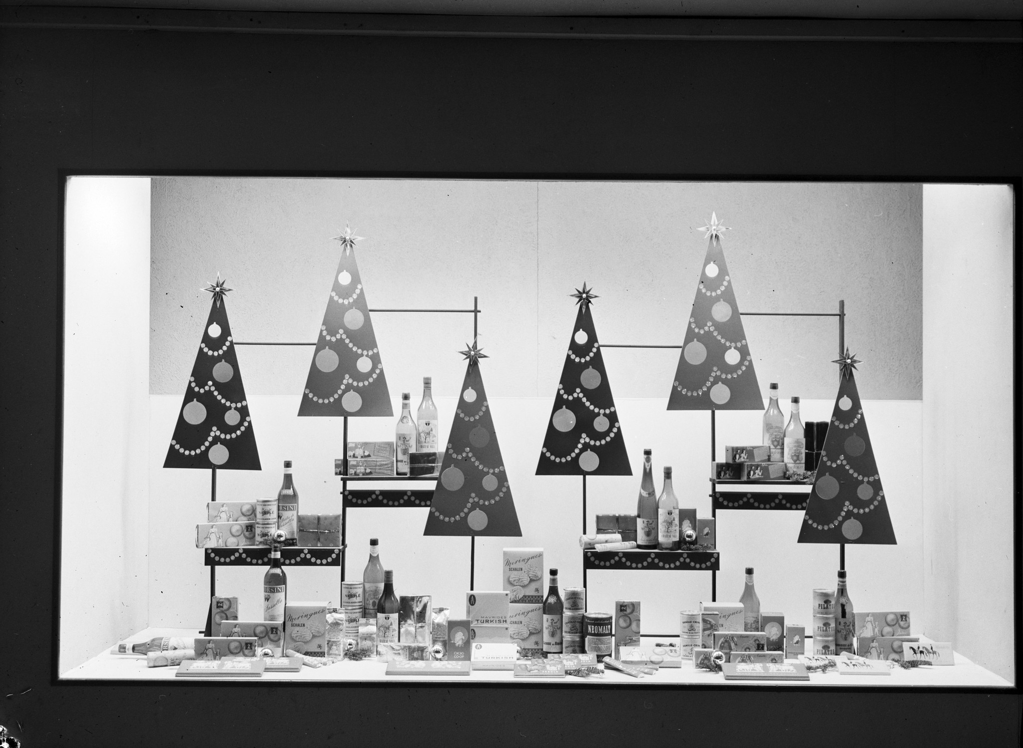 Schaufenster Filiale LVZ: verschiedene Produkte, vermutlich Weihnachtskontext