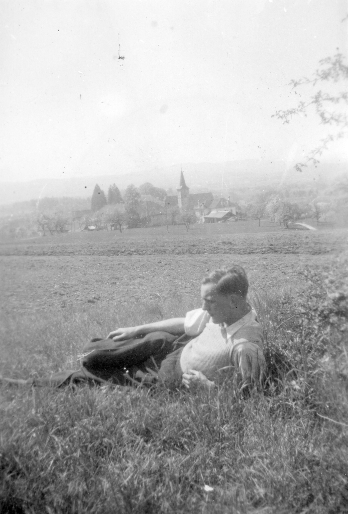 "Herr Mehlinger"; ein Mann liegt im Gras