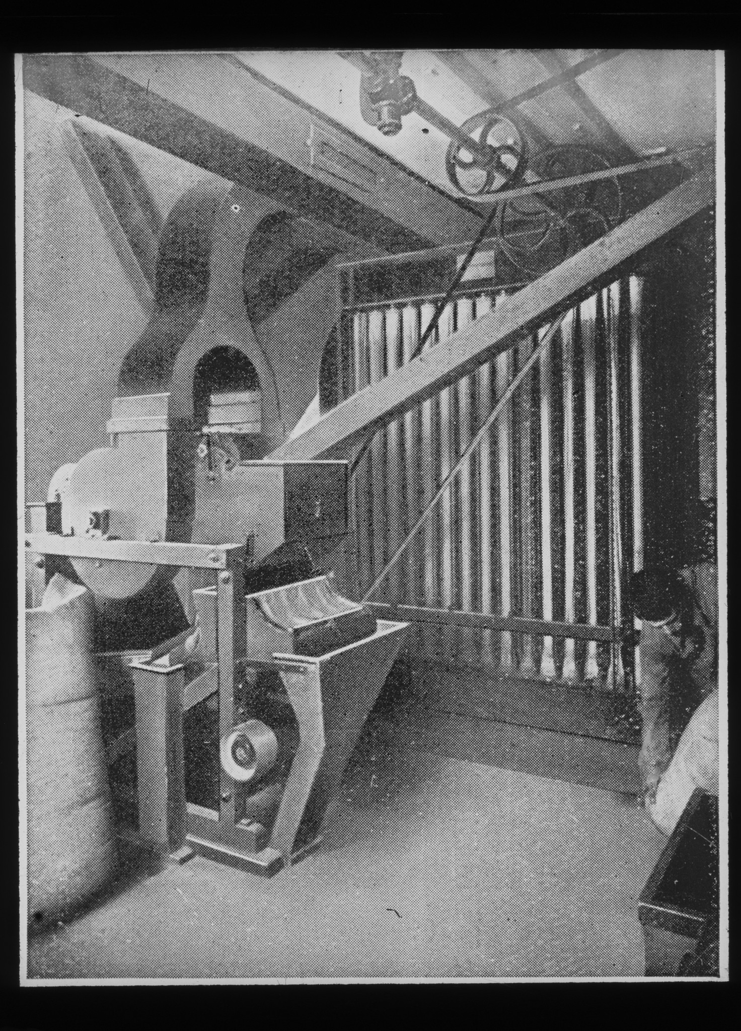 Dia: Maismühle des V.S.K. (Verband schweizerischer Konsumvereine) in Pratteln:Arbeiter an einer Maschine