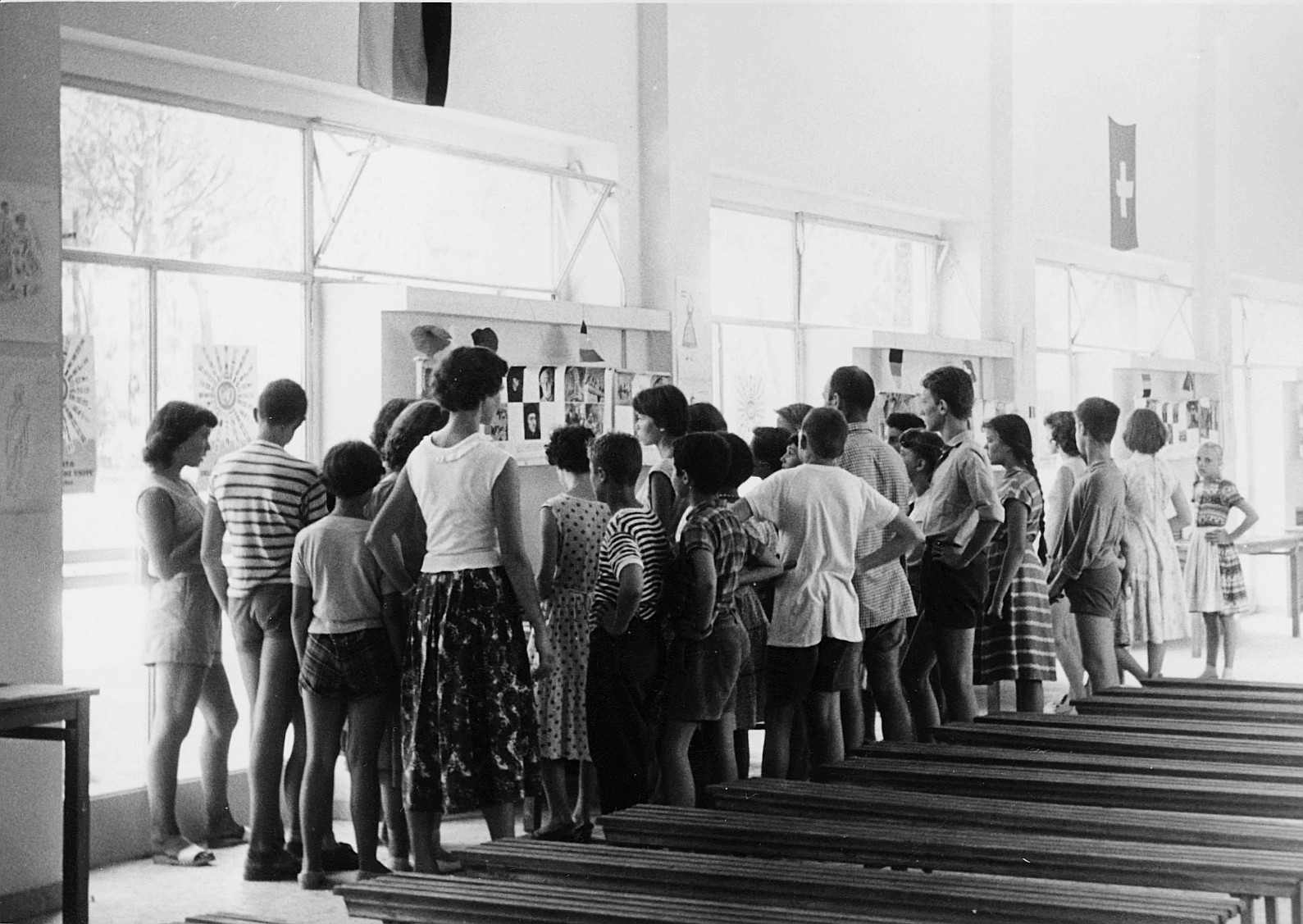 Internationales Kindertreffen in Cervia, Sommer 1958; Kinder vor einem Anschlagbrett stehend