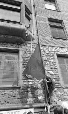 "1. Mai 1969, [Zürich], Demonstration vor dem spanischen Konsulat"