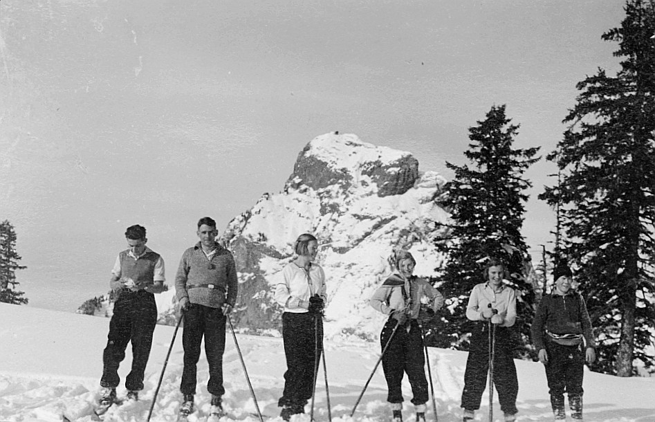 Wandervogel-Skilager Rothenfluh - Wandervögel auf dem Schnee mit den Skis (1932)