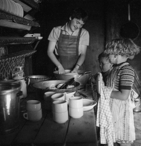 Praktikantinnenhilfe - "Singt man zusammen ein fröhliches Lied, wird selbst das Abtrocknen zum Vergnügen"; um 1965