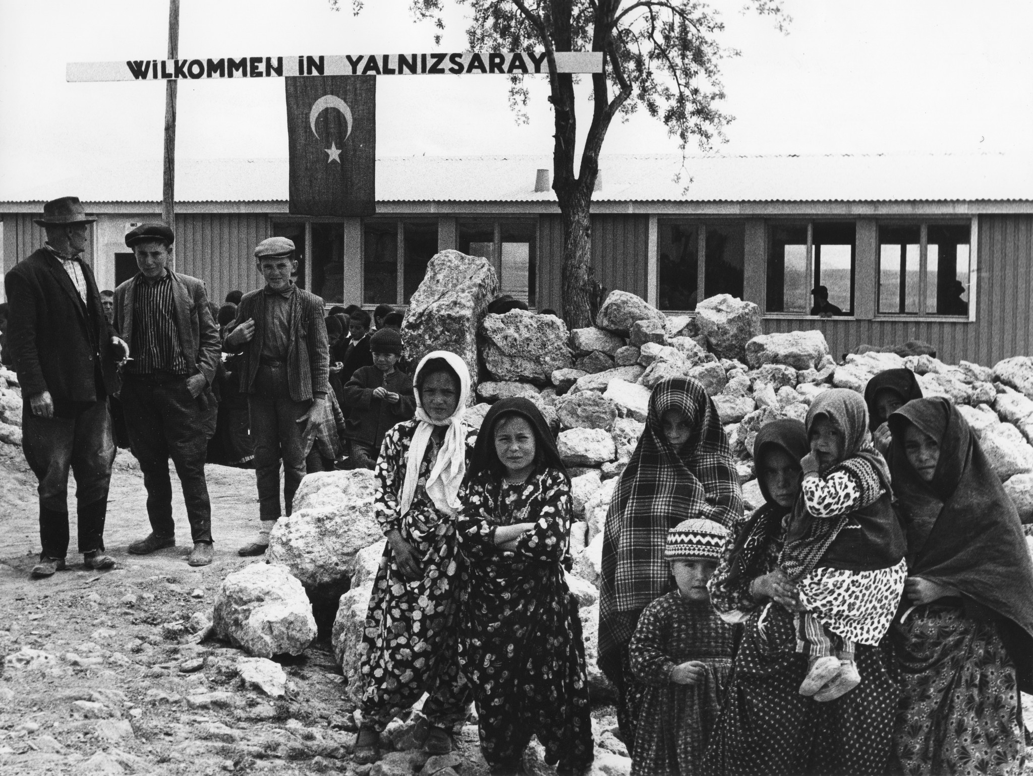 Türkei: Erdbeben; "Wilkommen in Yanizsaray", Empfang durch Einheimische im Dorf Yanizaray