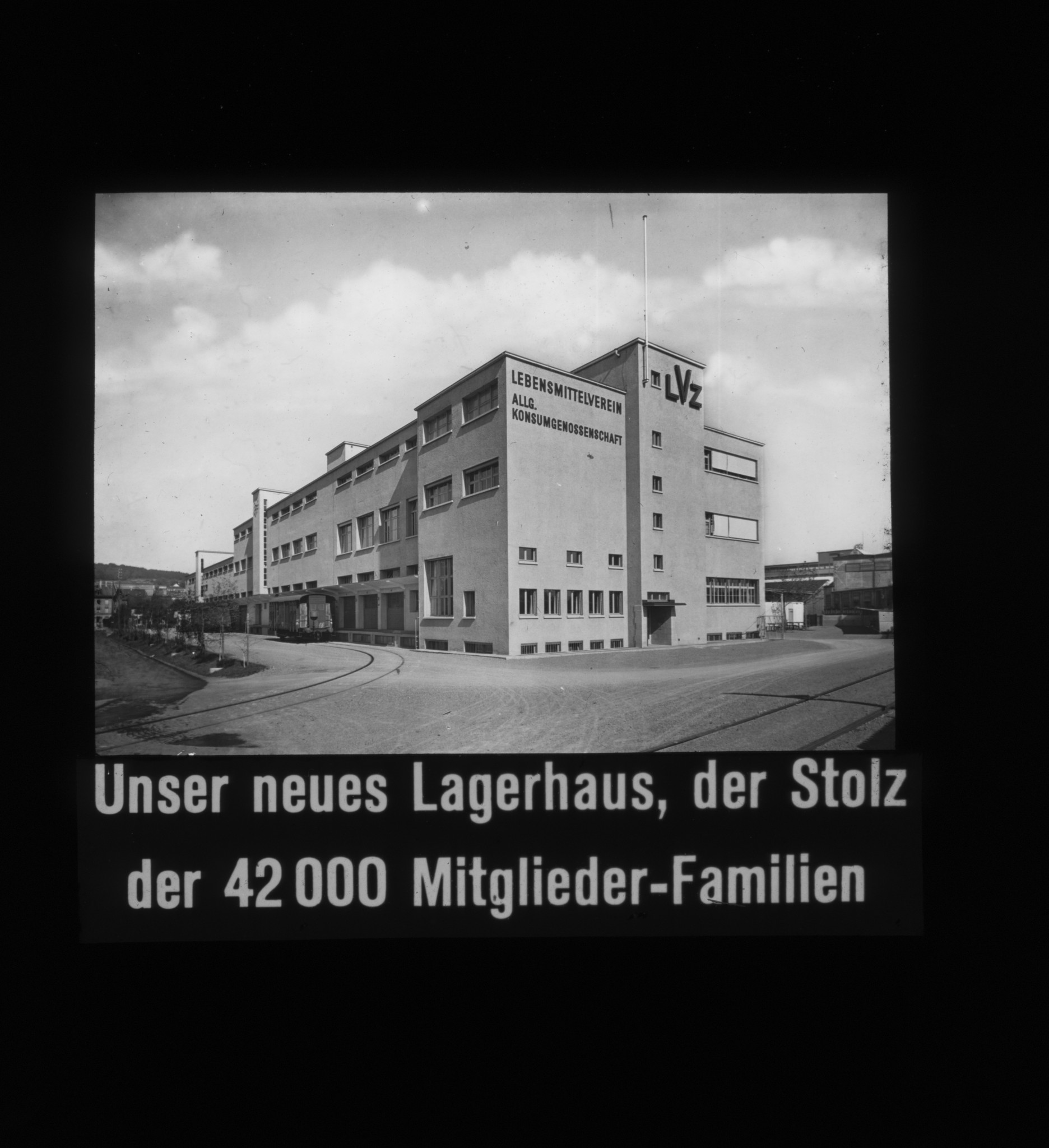 Dia: Lagerhaus von aussen: "Unser neues Lagerhaus, der Stolz der 42000 Mitglieder-Familien".