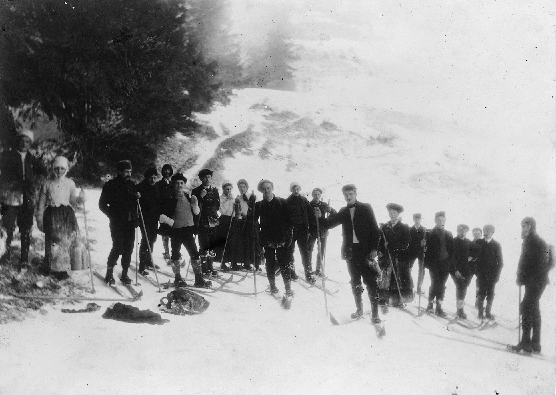 Schwarzenberg Industria - Wandervogelfahrt der Ortsgruppe Winterthur - Gruppenporträt Wandervögel beim Skitouren (auf den Schwarzenb